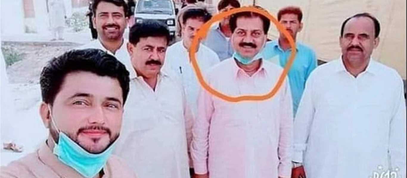 Πακιστάν: Σε διαθεσιμότητα έξι δημόσιοι υπάλληλοι επειδή έβγαλαν selfie με ασθενή που νοσεί με κορωνοϊό